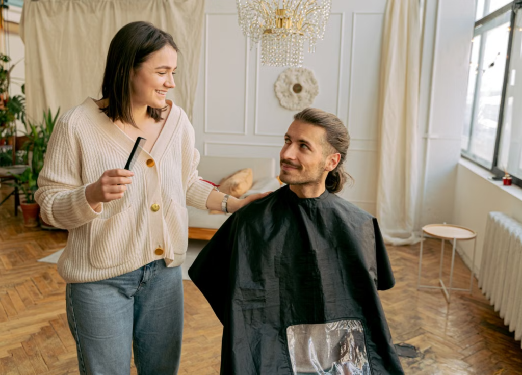 coiffeuse qui coiffe sont client
